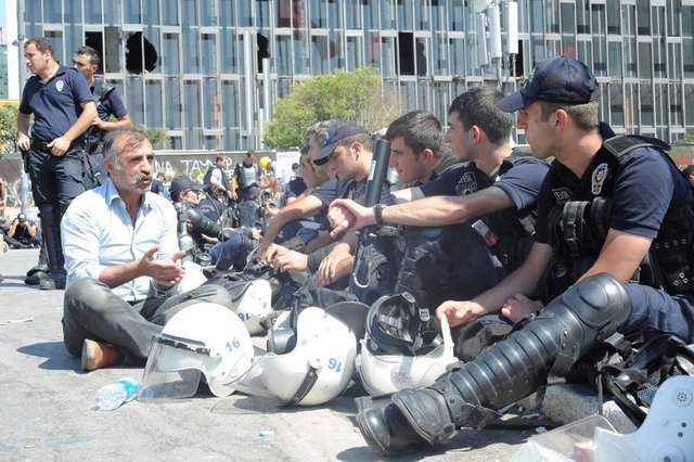 Öğleden sonra 3 sularında Taksim Meydanı'nda bazı eylemciler dinlenmek için oturan polislerin yanına gelerek şikayetlerini anlattı.