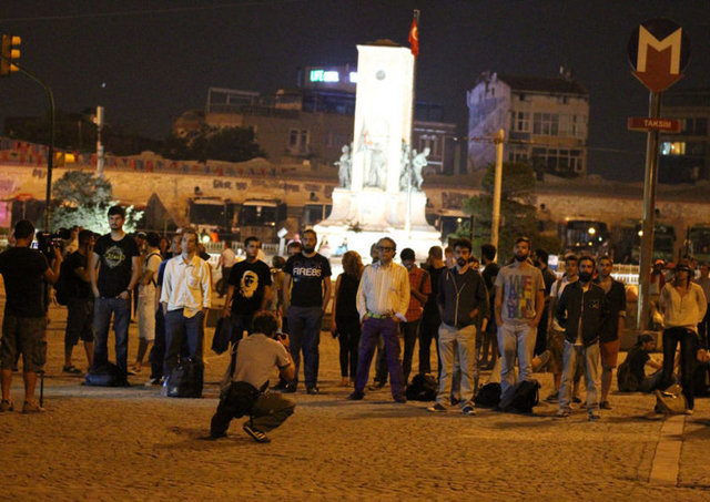 "Duranadam"ın yanına giden pek çok kişi "eyleme" destek veriyor. Ünlü modacı Barbaros Şansal da eyleme katılanlar arasında...