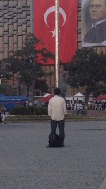 Gezi Parkı protestolarından 'simge' fotoğraflar gelmeye devam ediyor. Saatlerce AKM önünde bekleyen kişinin fotoğrafı Twitter'da #duranadam etiketiyle birçok kullanıcı tarafından paylaşılıyor...