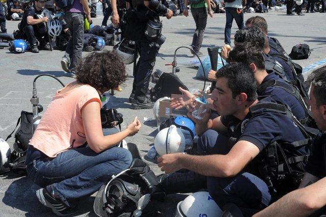 Polisler de eylemcilere yapılan müdahalelerin kendilerini de mutsuz ettiğini söyledi.