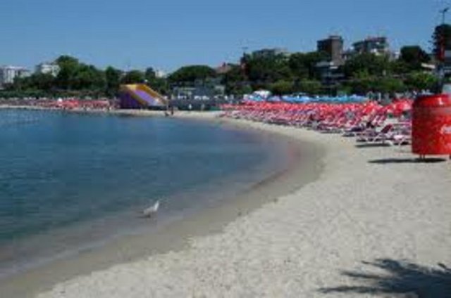 Küçükçekmece Menekşe Plajı İskele önü