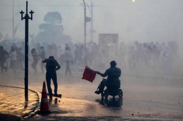 Eylemlerin 15'nci gününde polisin sıktığı tazyikli su ve biber gazından engelli bir vatandaş da etkilendi.