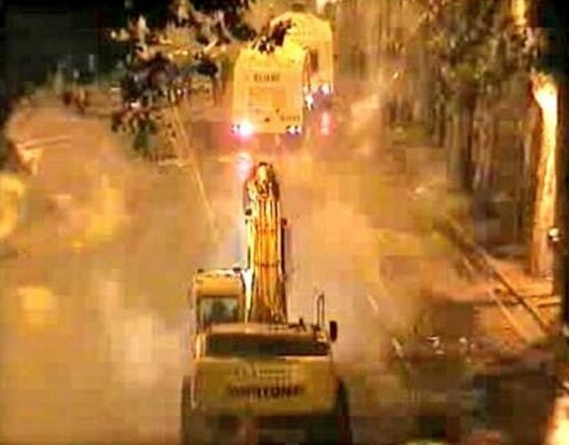 Beşiktaş'ta polisin müdahalesi sırasında Beşiktaş'ın taraftar grubu Çarşı da İnönü Stadı'ndaki bir iş makinesiyle TOMA'ların peşinden kovaladı.  -