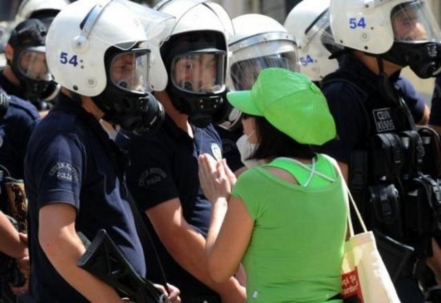 İsmi bilinmeyen bu kadın Gezi eylemlerinin ilk gününde polisin karşısına dikilip müdahaleyi durdurmaları için yalvardı.