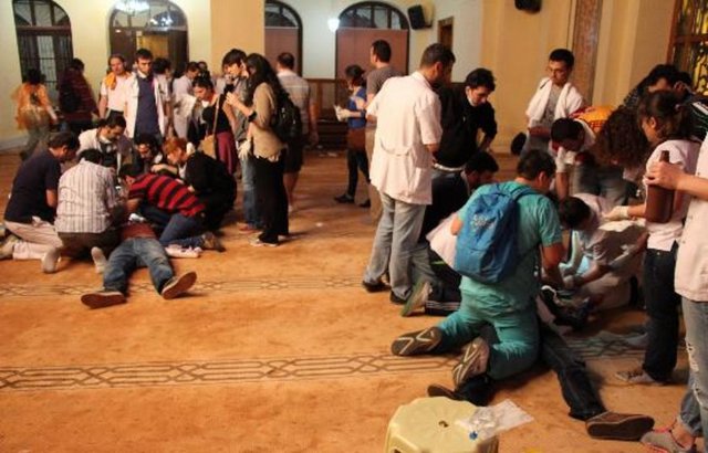 Beşiktaş'ta polisin gaz bombası ile müdahale ettiği eylemciler Bezmi Alem Valide Sultan Camisi'ne sığındı.  -