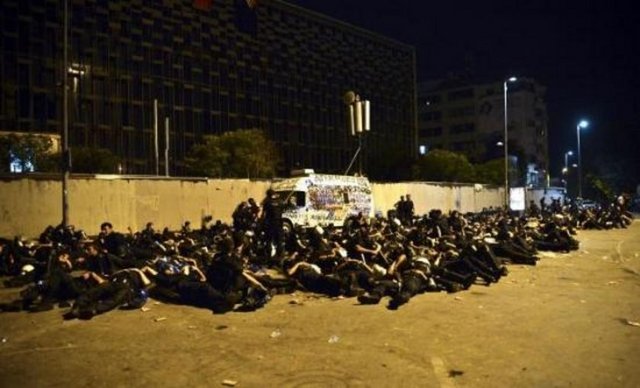 Yorgun düşen polisler caddelerde uyudu.  -  -  -  -