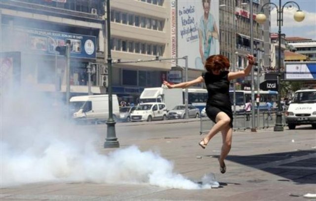 Ankara'da polisin attığı gaz bombasının üzerinden atlayan bu genç kız da çok konuşuldu.  -