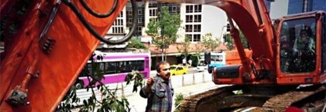 Gezi Parkı'nda polisin ağaçları sökmeye başladığı ilk gün BDP'li Sırrı Süreyya Önder, dozerlerin önüne geçip çalışmaları durdurdu.  -