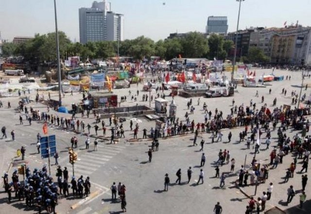 Eylemlerin 15'nci gününde polisle bazı gruplar çatıştı. Gezi Parkı'nda bekleyen eylemciler ise 'Sevgi Zinciri' kurarak polis ile göstericiler arasında barikat oluşturdu.  -