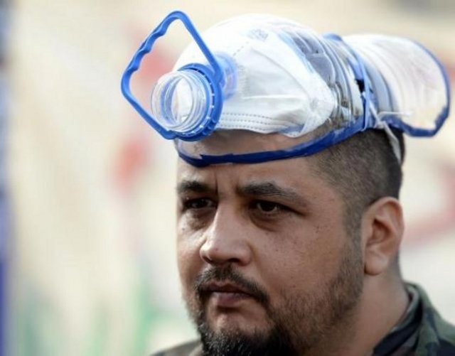 Yoğun biber gazından etkilenmemek için kendilerinde yöntem buldular.  -