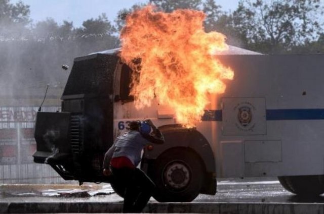 Taksim'de bir TOMA alev aldı.