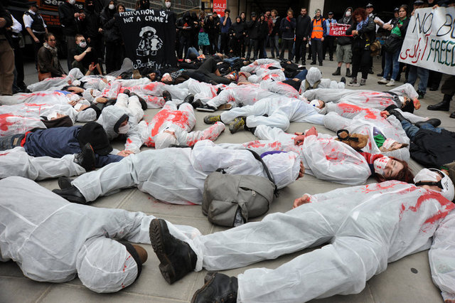 Reuters, BBC ve CNN International'ın İstanbul Taksim'deki protestoları saatlerce canlı yayınlamasına misilleme olarak Londra'daki gösterileri canlı yayınlama kararı alan Anadolu Ajansı, dün, polisin Trafalgar meydanında kullandığı sinyal kesicilerin engeline takılmıştı...
