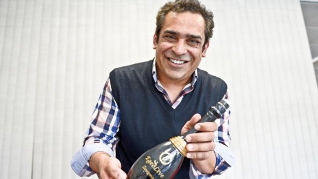 '24 ayar' zeytinyağı -  -  - EGEOLİVE adında bir zeytin yağı firması kuran sanatçı Ege, 2 yıl süren çalışmalar sonrası içinde yüzde 10 oranında 24 ayar altın olan şişeler tasarladı.