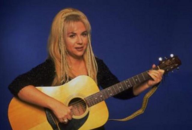 Müziği hiçbir zaman tam olarak bırakmasa da sonradan başka bir alanda faaliyet göstermeye başladı.  -