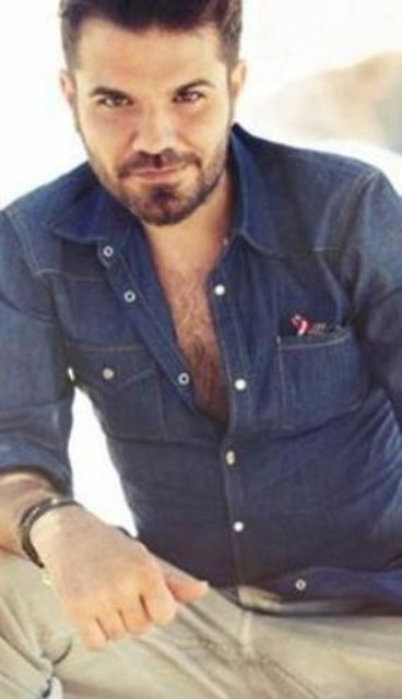 Yılın yarısını Los Angeles'ta geçiren Doğulu, orada 'Ken Love Yourself' adlı bir giyim mağazası açmıştı. Sadece patronluk değil aynı zamanda tasarımcılığı da el atan şarkıcı, mağazadan sonra Los Angeles'ta bir de yapım şirketi kurdu.  -  -