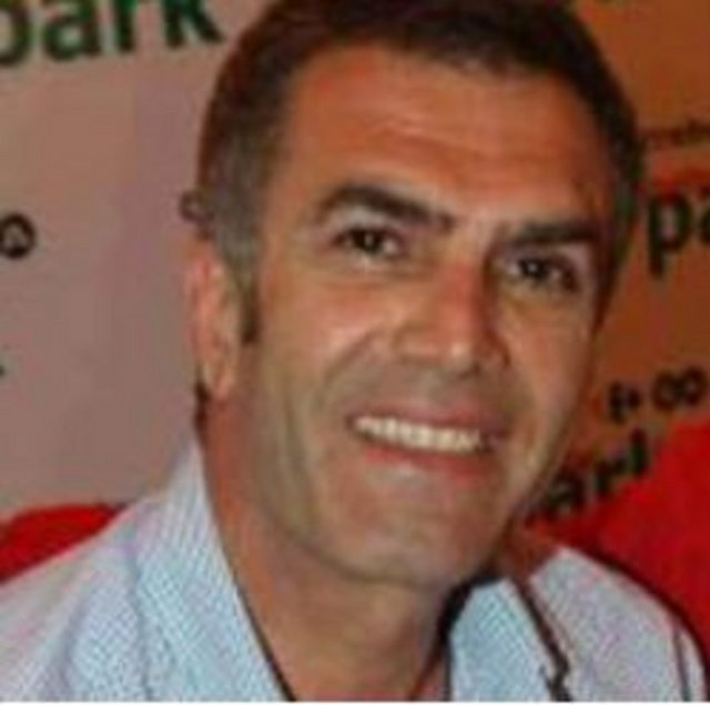 Londra'ya yerleşen Özhan orada belki de aha önce hiç aklına gelmeyen bir işte çalışarak ekmek parası kazandı.  -  -  -  -  -  -  -  -