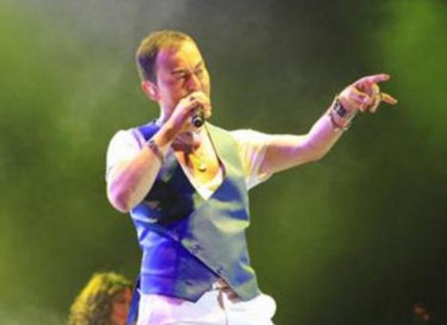 Birçok şarkıcı gibi iş hayatında da başarılı olmak için kolları sıvayan Serdar Ortaç, kalıp atölyesi satın aldı. Gençliğinde babasının torna atölyesinde çalışan sanatçı, 1979'da kurulan ve plastik enjeksiyon alanında faaliyet gösteren 'Sertaç Kalıp Atölyesi'ni satın aldı.