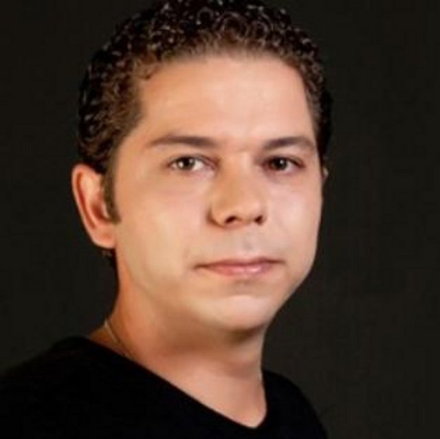 Matematik mühendisliğini bitiren Uluışık sonradan kendi şirketini kurup işadamı oldu.  -  -