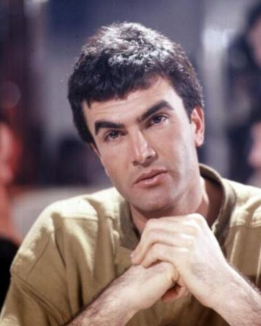 Özhan, Londra'da orada yaşayan Türkler'in defin işlemleriyle uğraşan bir şirkette çalıştı uzun süre.  -  -