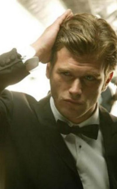 Ekranın en çok kazanan isimlerinden Tatlıtuğ satın aldığı pahalı arabalarla tanınıyor. Onun yatırım yaptığı bir başka alan da emlak. Tatlıtuğ önce Göcek'ten 700 bin TL değerinde bir villa satın aldı. Daha sonra İstanbul Gümüşsuyu'nda deniz manzaralı bir ev satın alan Tatlıtuğ ardından  1 milyon 300 bin TL değerinde lüks bir villa sahibi olmuştu.