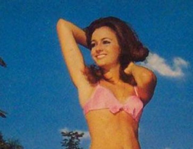 Sonra aniden kameralara veda edip yurt dışına gitti. -