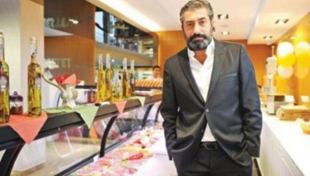 "Öyle Bir Geçer Zaman ki" dizisinin Ali Kaptan'ı Erkan Petekkaya, ticaret dünyasına hızlı bir giriş yaptı. Geçtiğimiz aylarda Acarkent'te kasap ve steak dükkanı açan oyuncu, sonra da Sosyete Pazarı adını verdiği alışveriş merkezini hizmete soktu. -  -  -