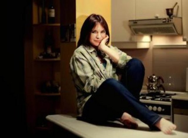 Şimdi Fransa'da deri ticaretiyle ilgileniyor.