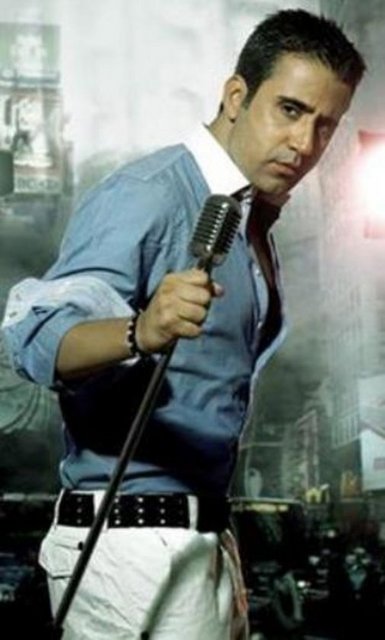 Verdiği röportajlarda, "Kafamda hep ticarete atılmak gibi bir düşünce vardı" diye konuşan Emrah, hayallerini gerçekleştirdi. Hayatının spor üzerine kurulu olduğunu söyleyen şarkıcı, iş dünyasına geçişini şu sözlerle anlatmıştı: "Bir gün Polat'ta spor yaparken bu fikir aklıma geldi. Teklifimi sundum. Polat Holding'le yaptığım karşılıklı görüşmeler sonucunda da, 2 milyon dolara bu kompleksi satın aldım." - r gayrimenkul yatırımı olduğu da bilinen Emrah'ın, 'Emrah Müzik Yapım' adında prodüksiyon şirketi de bulunuyor.  -