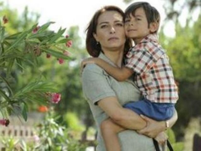 Öyle Bir Geçer Zaman ki dizisinin çocuk yıldızı Emir Berke Zincidi, 6 yaşında ajans sahibi oldu. Eski manken olan babası Berkant ve annesi Sevgi Zincidi, oğullarının dizideki başarısının ardından İstanbul'da bir kast ajansı kurdu.  -  -  -  -