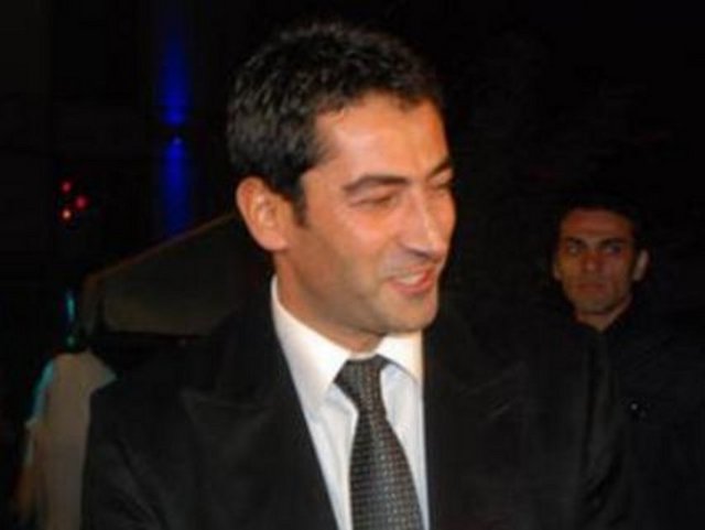 Kenan İmirzalıoğlu da kazandıklarını gayrimenkule yatıran ünlülerden. Aktörün 4 yıl önce 120 bin TL'ye aldığı binanın değeri şu an milyonlarla ifade ediliyor. İmirzalıoğlu kurduğu özel bir ekiple Fener, Balat, Tarlabaşı ve Cihangir civarında çok sayıda eski bina satın almaya başladı.  -