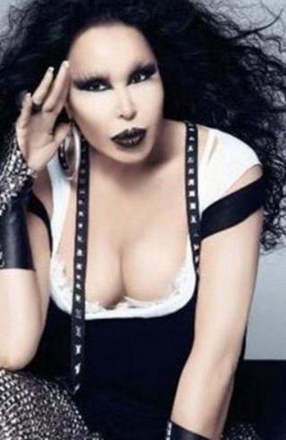 Türkiye'nin Diva'sı Bülent Ersoy'un gelirinin bir kısmını iş makinelerine yatırdığı manşetleri süslemişti. Ersoy, 200-250 bin dolara dozerleri ve kepçeleri haftalığı 10 bin dolardan belediyelere ve müteahhitlere kiraya veriyor.