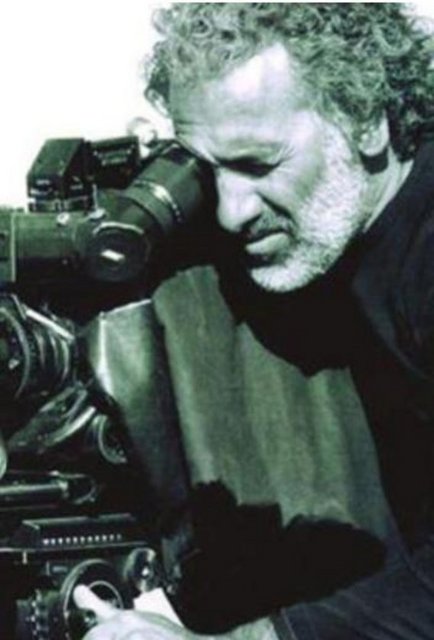 Yönetmen Sinan Çetin neredeyse İstanbul'un Cihangir semtinin yarısından çoğuna sahip. Öyle ki "Artık orası Cihangir değil Sinangir" diye espriler bile üretiliyor.