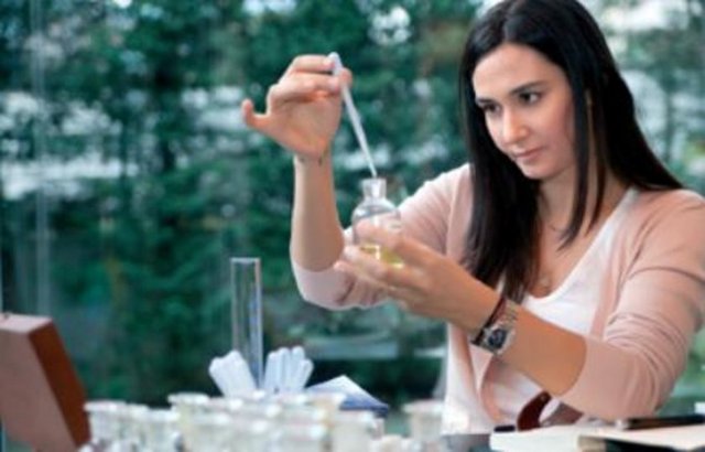 Ayşe Tolga da önce manken sonra oyuncu olaak adını duyurdu.