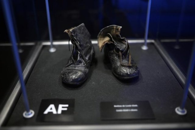 İŞTE TİTANİK'TEN ÇIKAN EŞYALAR! - 1912 yılında buz dağına çarparak batan Titanik'in içinden çıkan eşyalar ilk kez sergileniyor.