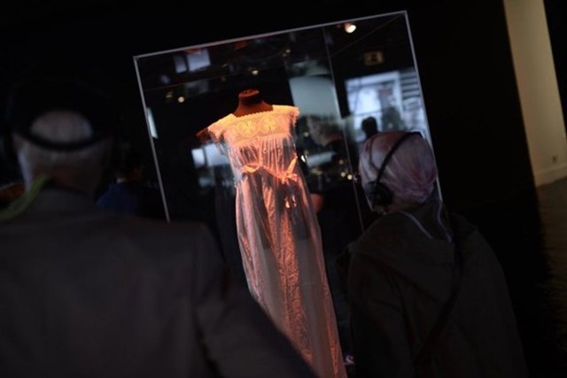 Çok sayıda romana ve filme konu olan Titanik'in enkazı, 1985 yılında Newfoundland bölgesinin 645 kilometre açığında deniz bilimci Robert Ballard tarafından bulunmuştu. 1987-2004 yıllarında yapılan dalışlarda batıktan çok sayıda eşya çıkarılmıştı. -  -