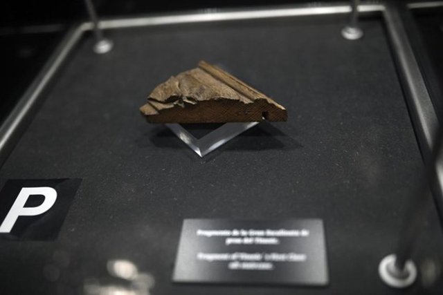 1912 yılında buz dağına çarparak batan ve 1514 kişinin ölümüne neden olan Titanik gemisinden çıkarılan 200 kadar orjinal obje, Madrid'deki Villa Kültür Merkezi'nde sergileniyor. -