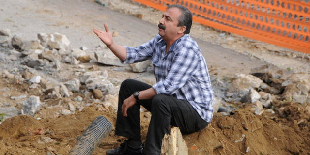 "direngeziparki" etiketi -  - Çalışmada, "direngeziparki" etiketiyle toplam 7 milyon 285 bin 277 Twitter mesajı detaylı analiz edildi ve bunların 31 Mayıs'ta 2 milyon 619 bin 775 mesaj paylaşımı ile en yüksek sayıya ulaştığı gözlendi...