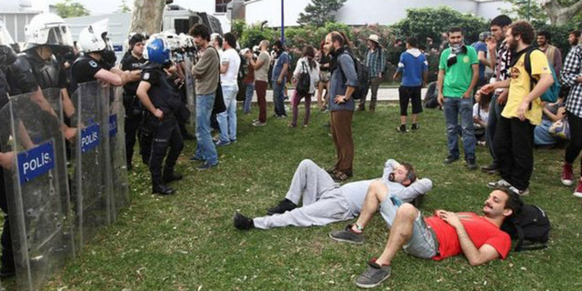 "taksim" -  - Çalışmada, "taksim" etiketiyle paylaşılan toplam 341 bin 129 Twitter mesajının 1 Haziran'da 66 bin 708 paylaşım ile en yüksek sayısına ulaştığı görüldü...