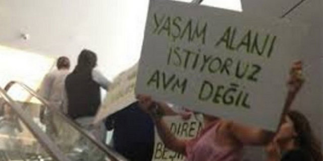 Olayların başlangıcından itibaren gönderilen tüm mesajların 192 bin 506'sının fotoğraf, 7 bin 512'sinin video içerik ile gönderildiği, paylaşılan 2,1 milyondan fazla mesajın 1 milyon 719 bin 468'inin Türkçe, 195 bin 572'sinin İngilizce, 3 bin 916'sının Almanca, 3 bin 292'sinin İspanyolca, bin 696'sının Fransızca ve 148'inin Rusça olduğu belirlendi...