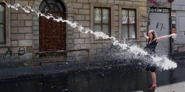 Taksim Gezi Parkı odaklı olayların başladığı 31 Mayıs'tan 14 Haziran'a kadar konuyla ilgili yaklaşık 13,5 milyon Twitter mesajı paylaşılırken, yabancı ülkelerden ve dillerden gönderilen yüzbinlerce Twit dikkat çekiyor...
