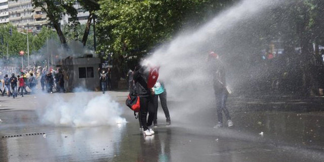 İş dünyasının sosyal ağı Linkedin'in Türkiye Bölge Yöneticisi Ali Rıza Babaoğlan tarafından Twitter'dan alınan bilgilerle hazırlanan çalışmaya göre, Gezi Parkı odaklı gelişmelerin devam ettiği 14 günlük süreçte 1,2 milyonu görüntülü ve fotoğraflı olmak üzere yaklaşık 13,5 milyon Twitter mesajı paylaşıldı...