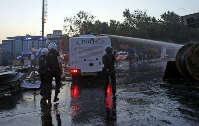 Gezi Parkı eylemlerinin 19. gününde polis müdahale etti. "Dağılın" anonslarının ardından bekleyen polis, biber gazı ve tazyikli suyla meydanı boşalttı, daha sonra Gezi Parkı'na girdi. İŞTE TAKSİM'DE DÜN GECE YAŞANANLAR