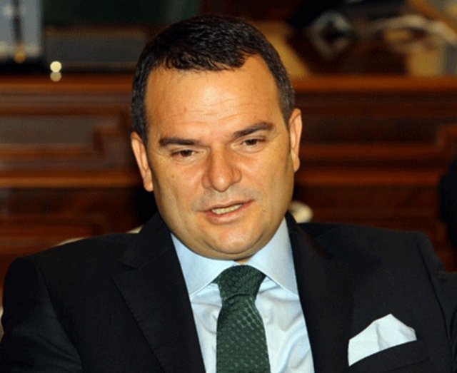 kemal Öztürk Akil tutulmasoı yasıyor bir grup insan. Bu neferet ve ofke ulkeyı yakmayı bile goze almıs. Ama yakinda hersey bitecek ve uyanacaktır