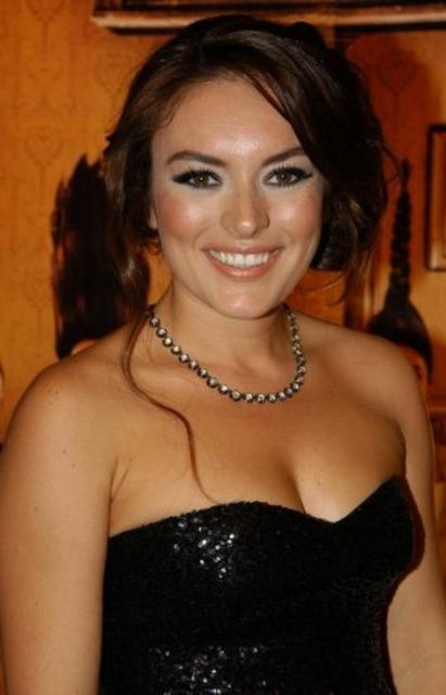 Ezgi Mola - Polis Divan Otele giriyor -