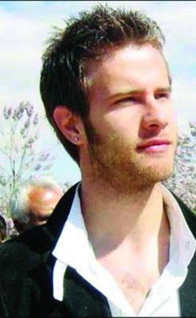 Harbiye'de biber gazı kapsülüyle yaralanan Çevik'in bacağına yaralandı. Hastanede dört dikiş atılan ünlü oyuncu, Twitter'dan attığı mesajda iyi olduğunu söyledi. - Özgür Çevik, Twitter'da "An itibariyle, çarpan gaz kapsülü yüzünden bacağımda dört dikiş bulunmakta... Cihangir bitmiş durumda.. Tüm geçmiş olsunlara teşekkür ederim.. İyiyim, güvendeyim, güçlüyüm.." dedi.