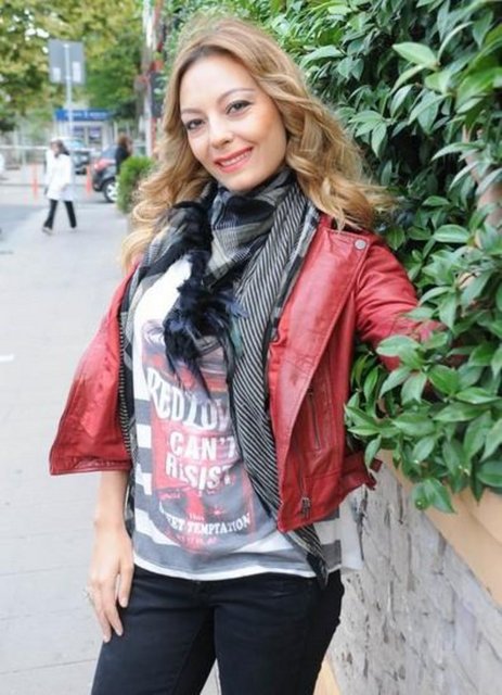 Özge Özder - Duymuyor musunuz ezan seslerini... Titremiyor mu elleriniz??? -  -  -  -