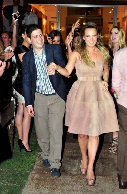 Eski Başbakanlarımızdan Mesut Yılmaz'ın 26 yaşındaki oğlu Hasan Yılmaz, bir yıl önce tanıştığı ve kısa sürede evlilik kararı aldığı iç mimar Ceren Öztürk'le önceki akşam Bodrum'da nişanlandı.