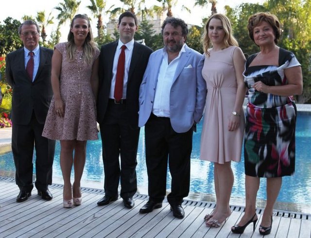 Yılmaz Ailesi'nin Bardakçı Koyu'ndaki evlerinde aile arasında sade bir törenle nişanlanan çift, nişan sonrası Casa Dell' Arte Otel'in bahçesinde kutlama yaptı.