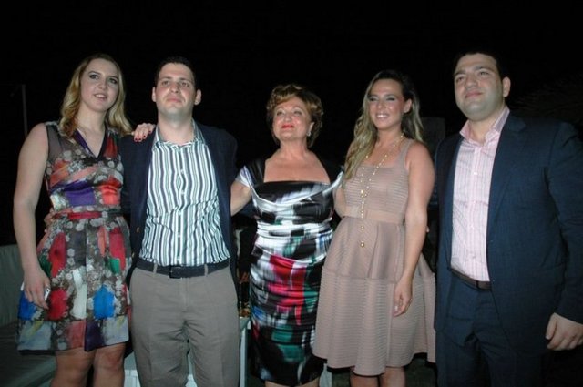 Aile büyüklerinin yer almadığı kutlamada, gecenin ilerleyen saatlerinde Berna Yılmaz oğlunu ve gelinini tebrik etmek için kutlamaya katıldı.