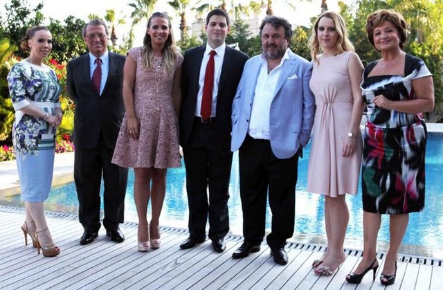 Öztürk ve Yılmaz Aileleri, yüzükler takıldıktan sonra havuz başında fotoğraf çektirdi.